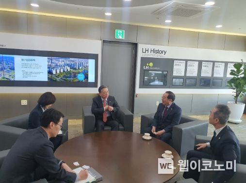 하윤수 교육감과 이한준 사장 면담