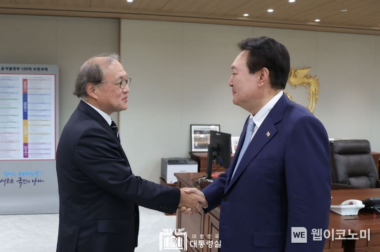윤석열 대통령, 아키바 다케오 일본 국가안전보장국장 접견