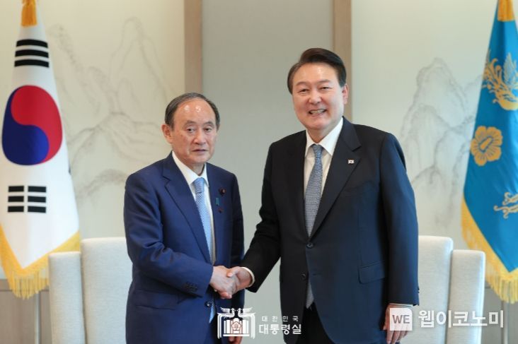 5월 31일 윤석열 대통령은 스가 요시히데 前 일본 총리를 접견했다.