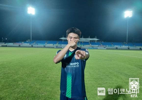 독특한 세리머니 포즈를 취하고 있는 FC목포 김다원의 모습.