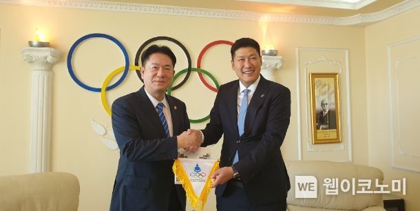 이동섭 국기원장이 바투쉬그 바트볼드 몽골올림픽위원장과 상호 협력을 약속하는 굳은 악수를 나누고 있다.