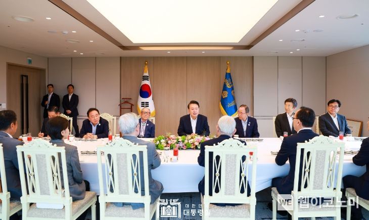 8월 21일 윤석열 대통령은 용산 대통령실에서 통일·외교 원로들과 오찬 간담회를 갖고, 「8.15 통일 독트린」에 대해 의견을 교환했다.