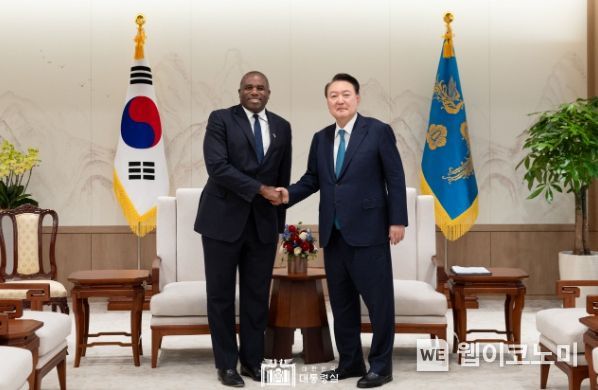 10월 21일 윤석열 대통령은 「데이비드 라미(David Lammy)」 영국 외교장관을 접견하고, 한-영 양국관계 발전 방안에 대해 의견을 교환했다.