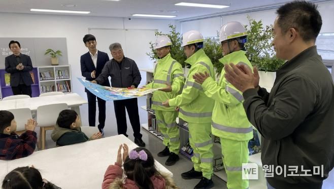서대문구 환경공무관들이 관내 한양제일유치원 원아들이 고사리손으로 직접 쓴 손편지를 읽으며 흐뭇해하고 있다.