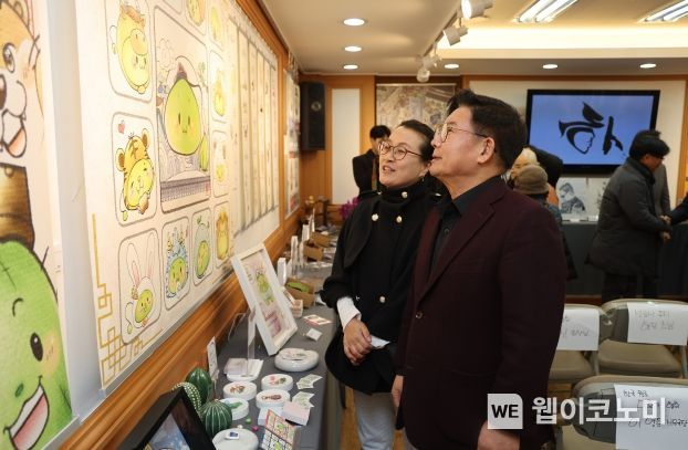 박강수 마포구청장이 2025년 2월 12일 15시에 성림사 미담갤러리에서 여는 첫 전시인 「5두방전」에 전시된 작품들을 관람하고 있다. 