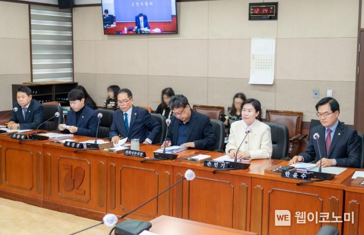 지난 19일 진행된 의원연구단체 심의에 참석한 대표 의원들(좌측에서 3번째 복진경 부의장, 우측에서 1번째 한윤수 의원, 좌측에서 1번째 황영각 의원, 우측에서 2번째 손민기 의원, 좌측에서 2번째 우종혁 의원) / 2025.02.20 (출처: 강남구의회)