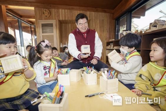 이필형 동대문구청장(사진 가운데)이 '뚝딱뚝딱 천장산 나무공방'에서 아이들과 목공예 체험을 하고 있다.
