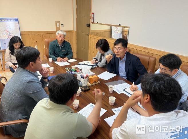 박형대 의원(진보당, 장흥1)이 전남도 축산정책과와 장흥군 축산과로부터 피해 현황에 대해 보고 받고있다.
